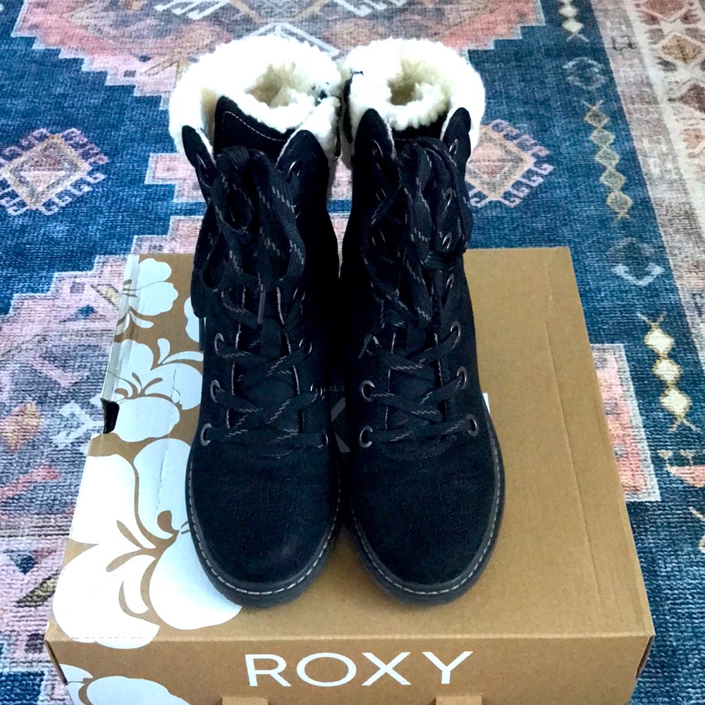 Lace up boots with chunky heel by Roxy 6 1/2